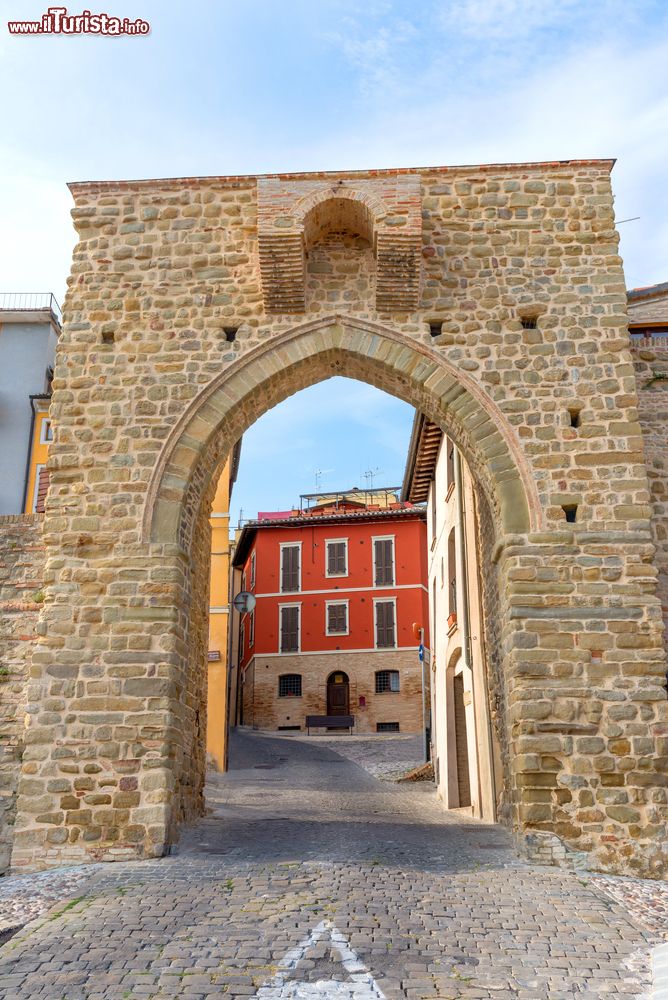 Immagine Veduta di un'antica porta d'ingresso alla città di Tolentino, Macerata, Marche. Il centro storico di questo paese è ancora oggi delimitato per lunghi tratti dalle mura duecentesche.