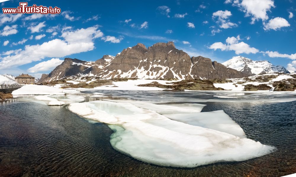 Immagine La splendida veduta di uno dei laghi di montagna nei pressi del passo del San Bernardino, Svizzera, durante lo scioglimento dei ghiacci.