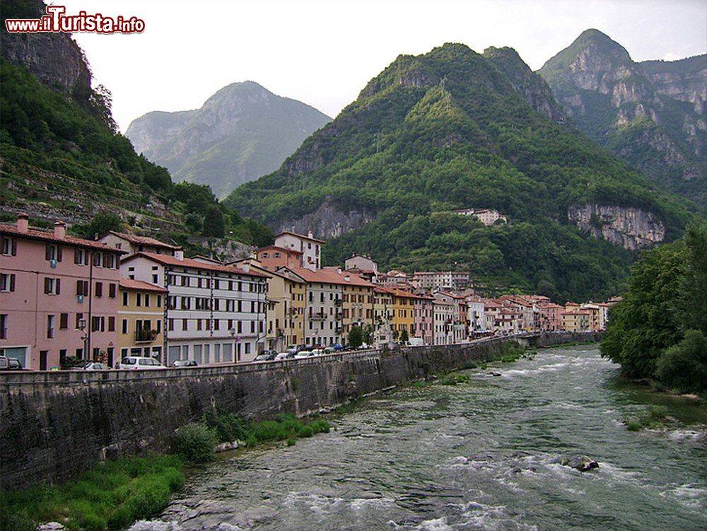 Immagine Veduta di Valstagna e il fiume Brenta in Veneto - © Nordavind, Wikipedia