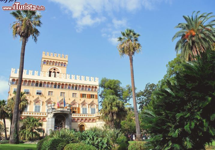 Immagine Veduta di Villa Negrotto Cambiaso a Arenzano, provincia di Genova, Liguria. Dal 1880 è circondata da un bel parco all'inglese dove si può anche ammirare una bella serra in ferro e vetro in stile Liberty.