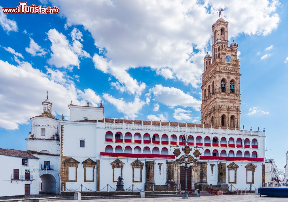 Immagine Veduta d'insieme della chiesa di Nostra Signora della Granada nel centro di Llerena, Estremadura, Spagna.