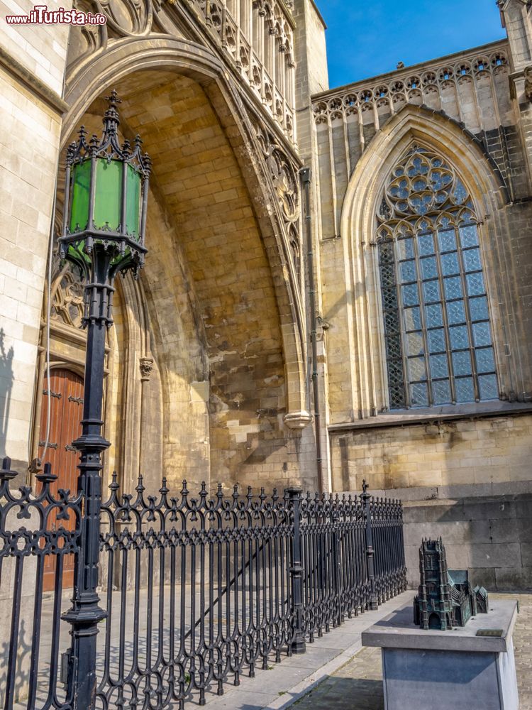 Immagine Veduta esterna della basilica di Tongeren, Belgio. La chiesa di Nostra Signora è un elegante edificio in stile gotico costruito su fondamenta romane tra il 1240 e il 1532.