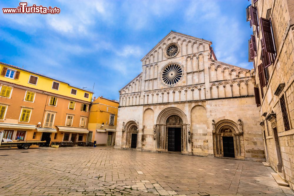 Immagine Veduta esterna della cattedrale di Sant'Anastasia a Zara, Croazia. La costruzione di questa basilica romana a tre navate avvenne in due momenti: iniziata attorno al IX° secolo fu terminata nel XIII° secolo. Realizzata in pietra istriana, è caratterizzata da un'elegante facciata con tre portali d'ingresso e un grande rosone romanico con, più in alto, uno più piccolo in stile gotico.