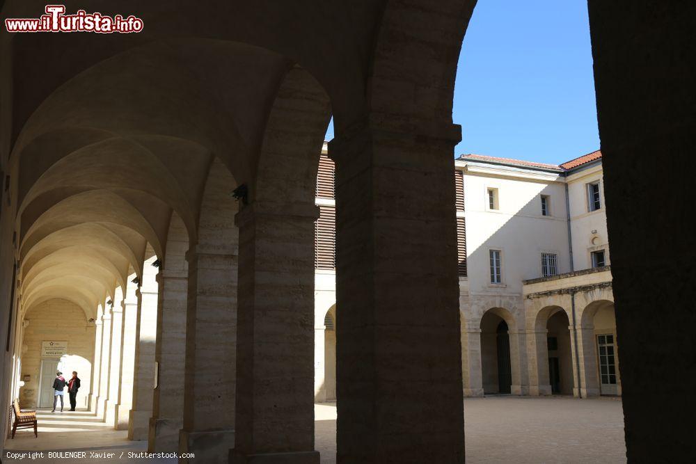 Immagine Veduta esterna dell'antica piazza del Centro Internazionale Agora, luogo dedicato alla danza a Montpellier (Francia). Dichiarato monumento storico nazionale sorge nel cuore della città - © BOULENGER Xavier / Shutterstock.com