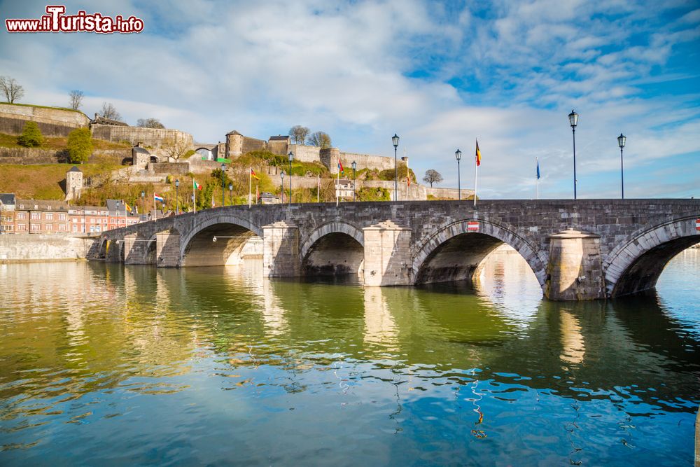 Immagine Veduta estiva della città di Namur con il vecchio ponte sul fiume Mosa, Belgio.