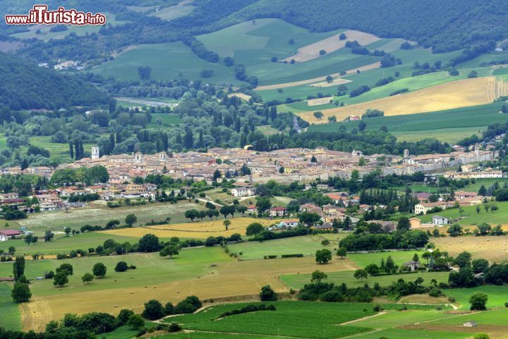 Immagine Veduta estiva della piana di Norcia dalla strada per Forca Canapine (Perugia), nel parco dei Monti Sibillini - © Claudio Giovanni Colombo / Shutterstock.com