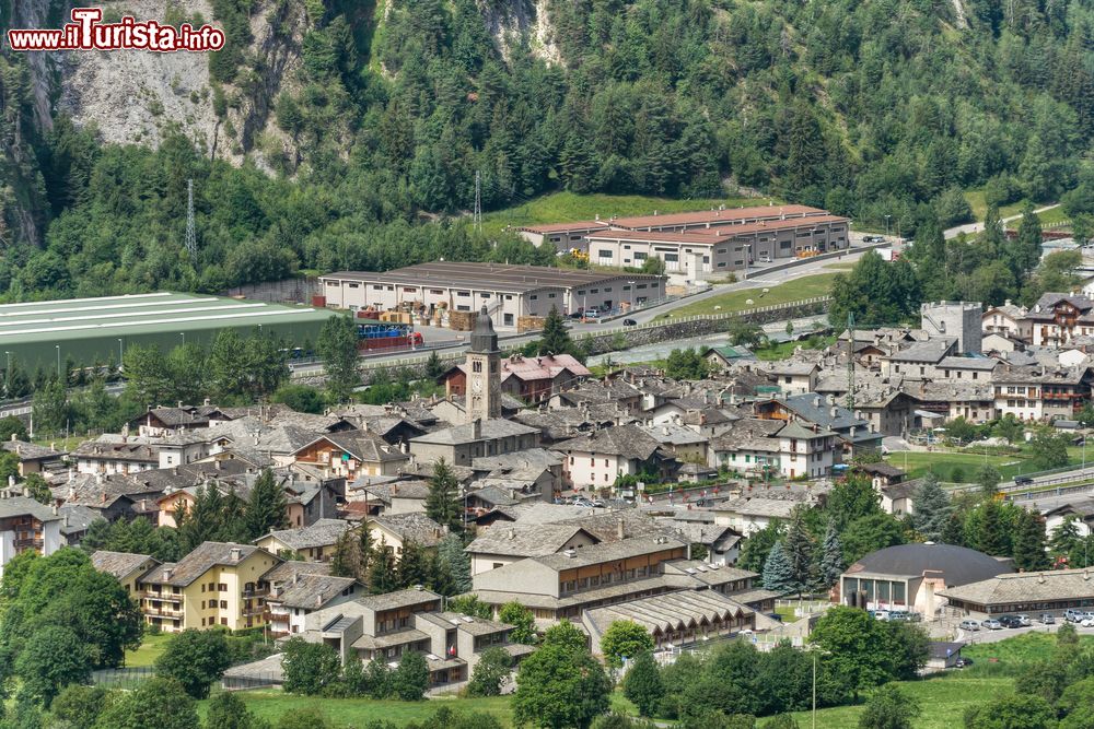 Immagine Veduta estiva di Morgex, graziosa località della Valle d'Aosta, Italia. Un panorama dall'alto sulle case di questo piccolo borgo dove natura, gastronomia e tradizioni ne sono il biglietto da visita.