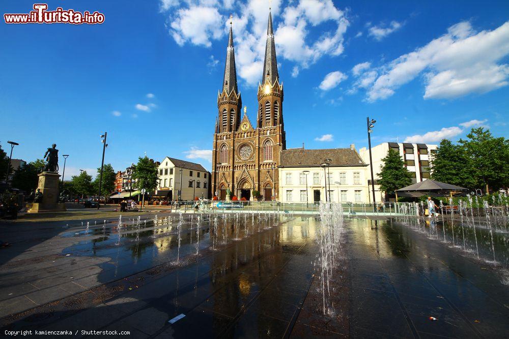 Immagine Veduta estiva di piazza Heuvel nel centro di Tilburg, Olanda. Nell'immagine, la chiesa neogotica di Heuvelse e la statua di re Guglielmo II° - © kamienczanka / Shutterstock.com