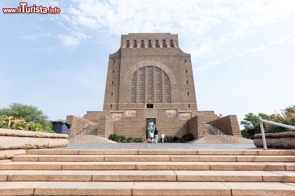 Immagine Veduta frontale del Voortrekker Monument a Pretoria, Sudafrica, in una giornata di sole.