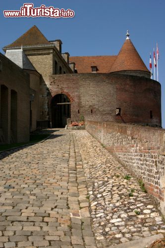 Immagine Veduta interna del castello di Dieppe, Alta Normandia, Francia. La costruzione della fortezza attuale risale al 1443 su iniziativa di Charles des Marets. Dal 1862 è monumento storico di Francia - © 94622 / Shutterstock.com