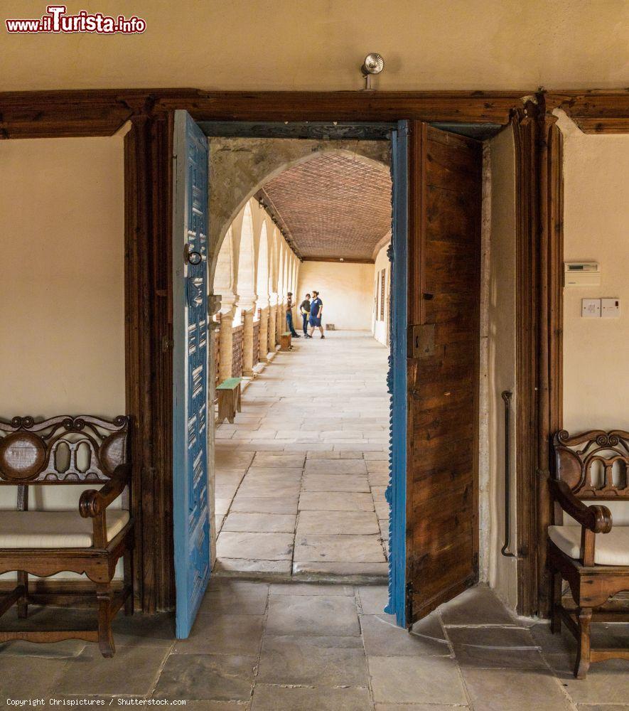 Immagine Veduta interna del monastero della Santa Croce nel villaggio di Omodos, Cipro - © Chrispictures / Shutterstock.com