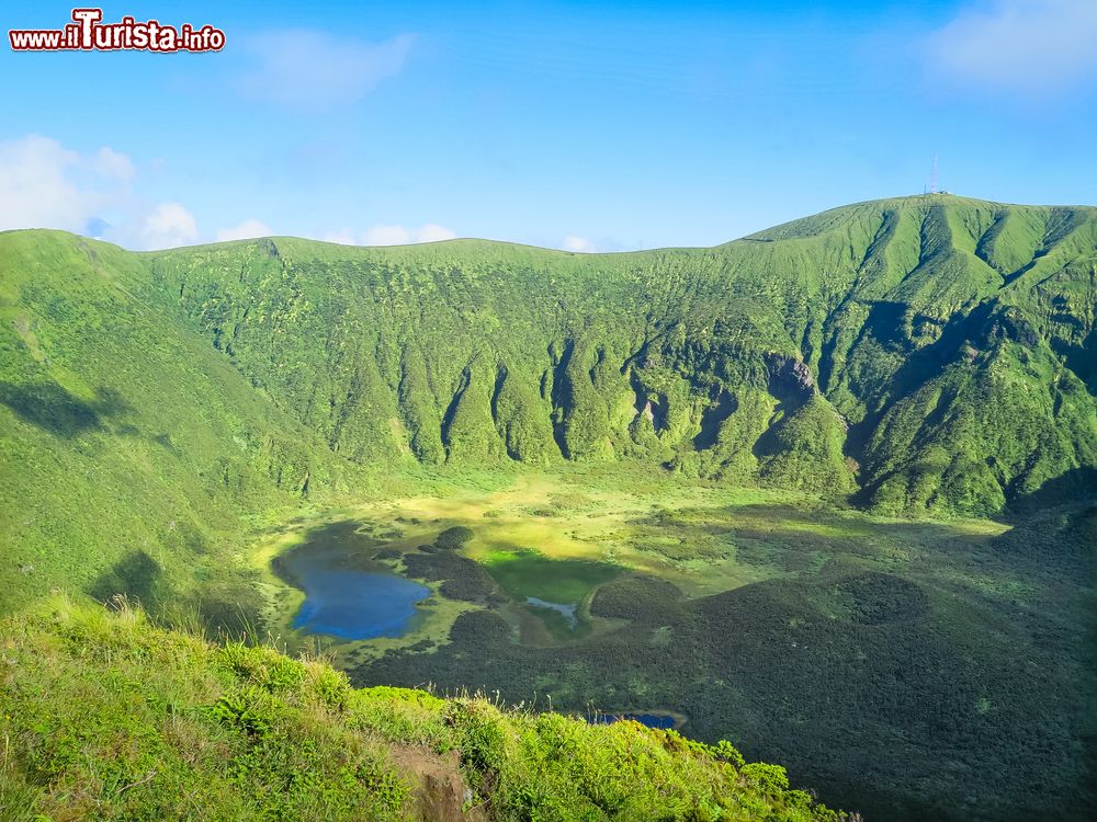 Immagine Veduta interna del vulcano sull'isola di Faial, Azzorre, Portogallo. Il vulcano "Montanha do Pico" è alto 2350 metri ed ha un diametro medio di 19 km.