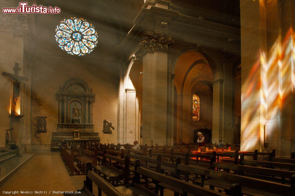 Immagine Veduta interna della cattedrale di San Pietro nella vecchia città di Annecy, Francia. Costruita da Jacques Rossel prima del 1526, la chiesa è stata per alcuni anni un convento dei Celestini e poi dei Francescani. Venne consacrata ufficialmente nel 1539. E' il principale luogo di culto cattolico di Annecy oltre che Monumento Storico di Francia dal 1906 - © Nevskii Dmitrii / Shutterstock.com