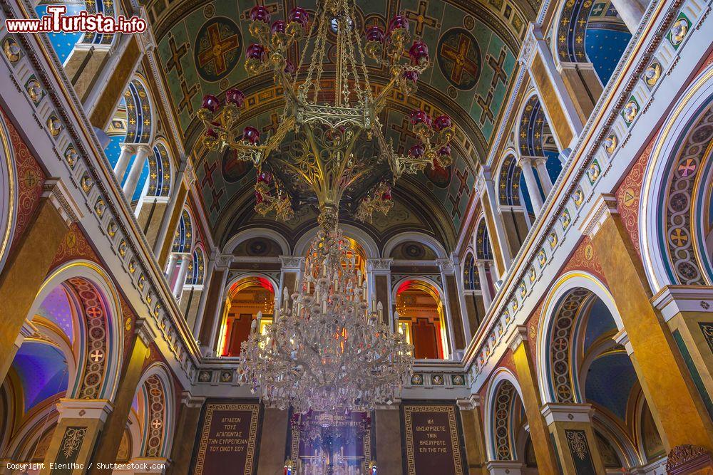 Immagine Veduta interna della cattedrale ortodossa di San Nicola, Ermopoli, isola di Syros (Grecia) - © EleniMac / Shutterstock.com