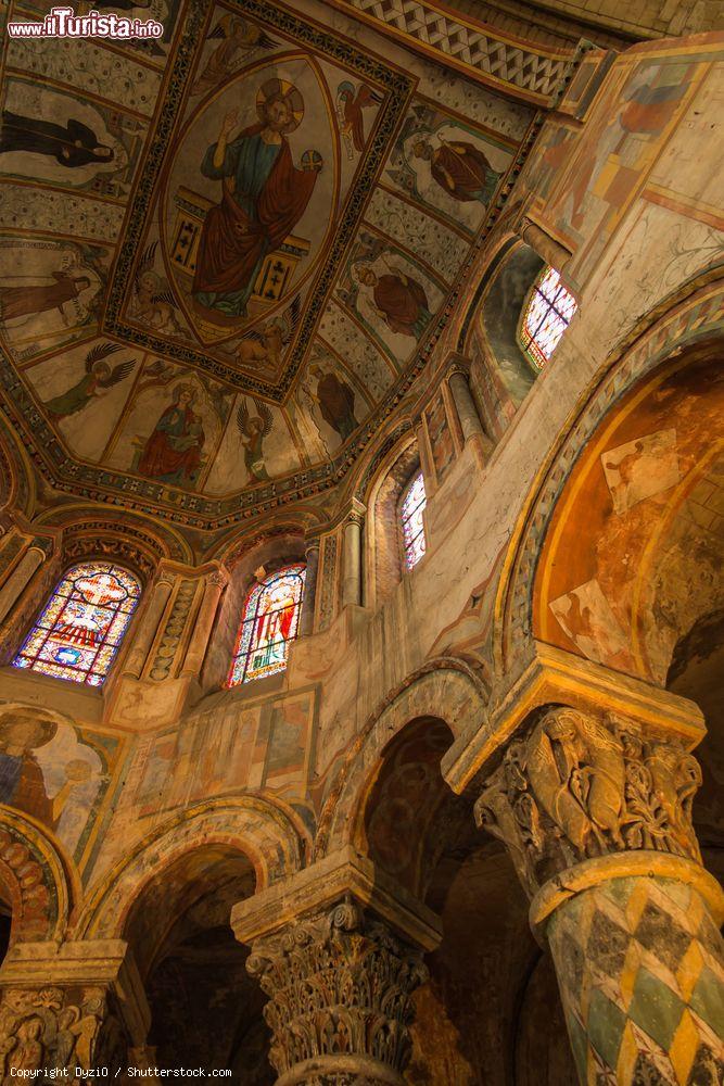 Immagine Veduta interna della cupola decorata della chiesa di Santa Radegonda a Poitiers, Francia. A questa regina dei franchi, morta a Poitiers nel 587, si deve la fondazione di uno dei primi conventi femminili in Europa - © DyziO / Shutterstock.com