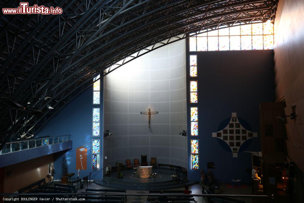 Immagine Veduta interna della moderna chiesa di San Francesco nei pressi di Place Carnot, Montpellier (Francia). Il soffitto è stato costruito con grandi travi in ferro - © BOULENGER Xavier / Shutterstock.com