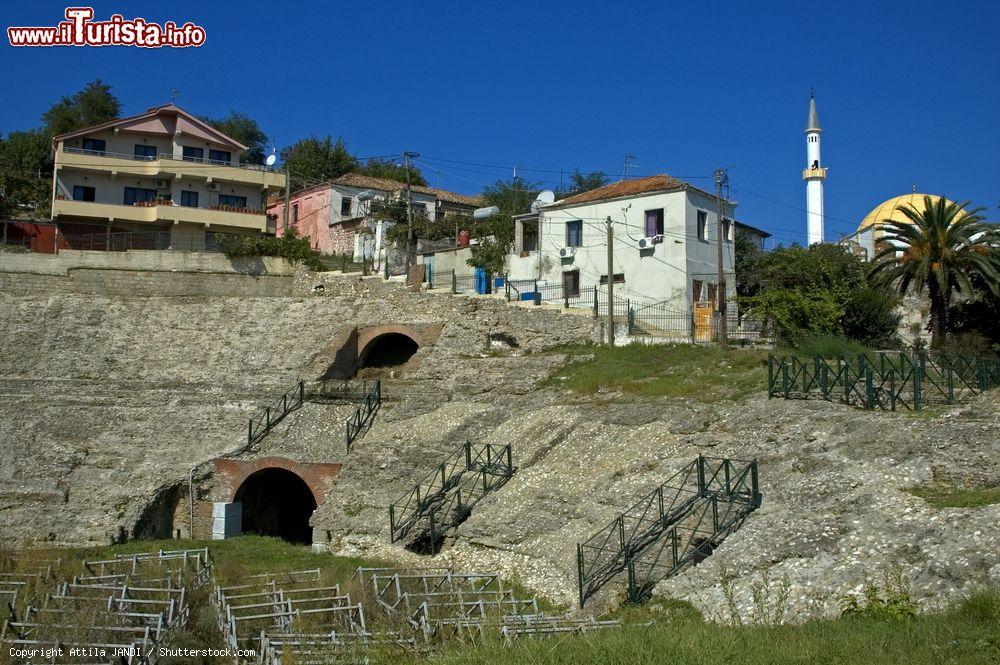 Immagine Veduta interna dell'anfiteatro romano a Durazzo, Albania. La sua costruzione risale all'impero di Adriano e la sua scoperta è avvenuta nel 1966 - © Attila JANDI / Shutterstock.com