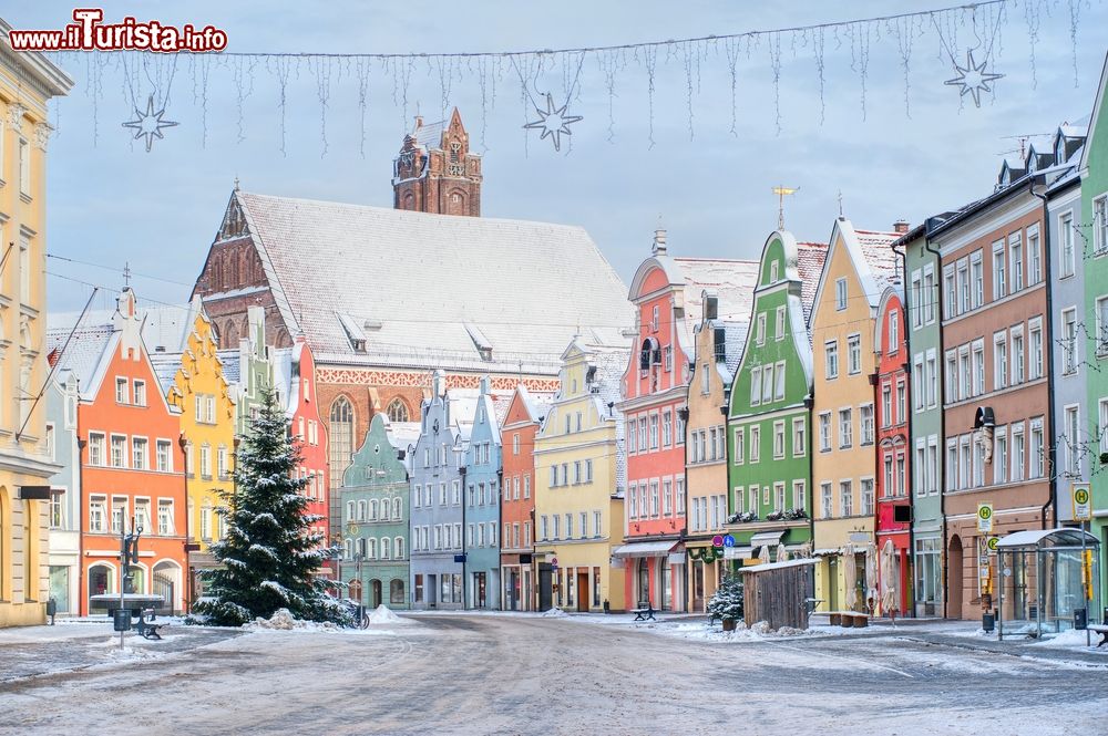 Immagine Veduta invernale del centro di Landshut, Germania, con le case colorate sotto la neve.