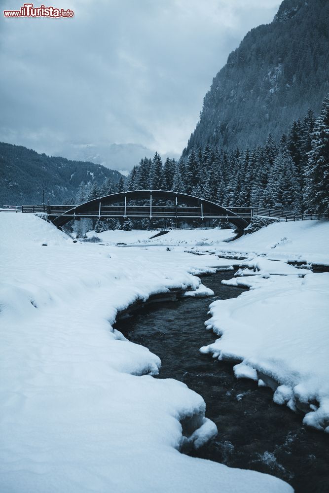 Immagine Veduta invernale del paesaggio nei pressi del villaggio di  Mazzin,Val di Fassa, provincia di Trento.