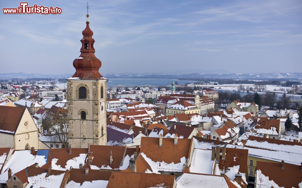 Immagine Veduta invernale sui tetti della città di Ptuj, Slovenia: in primo piano la torre campanaria.