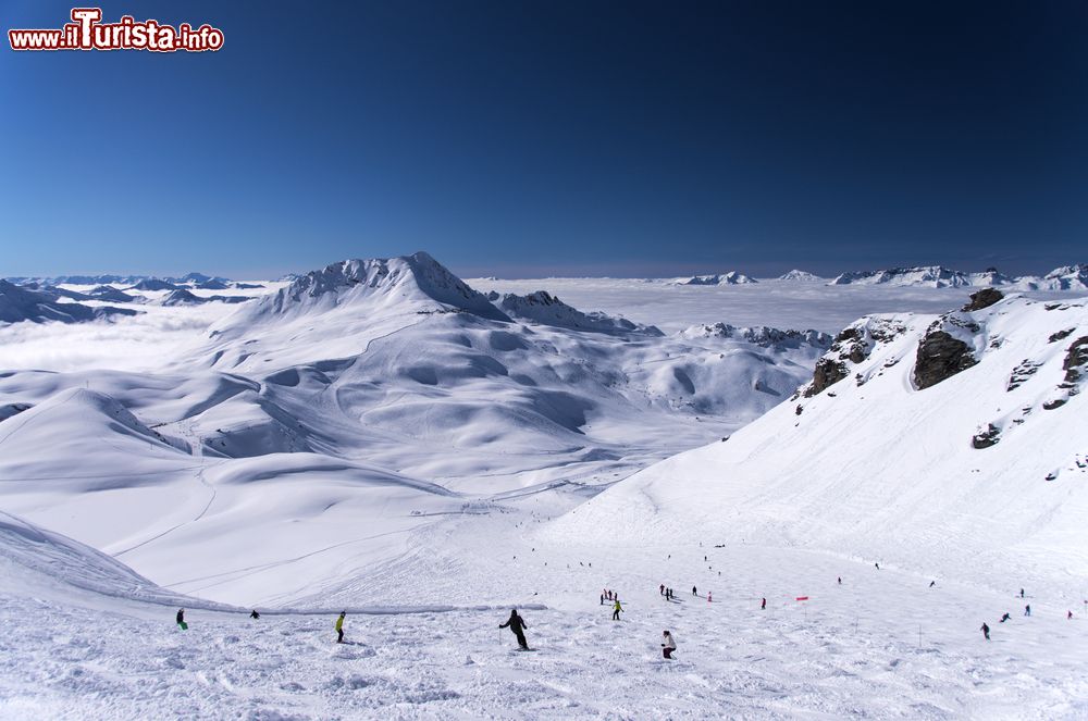 Immagine Veduta invernale sulla vetta del resort Les Arcs (Francia) con sciatori sulle piste.