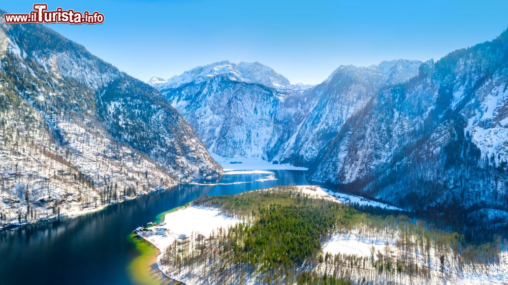 Immagine Veduta sul lago Konigssee in inverno con la neve dalla chiesa di San Bartolomeo a Berchtesgaden, Germania.  Siamo nel parco nazionale di Berchtesgaden, uno dei 16 del paese.