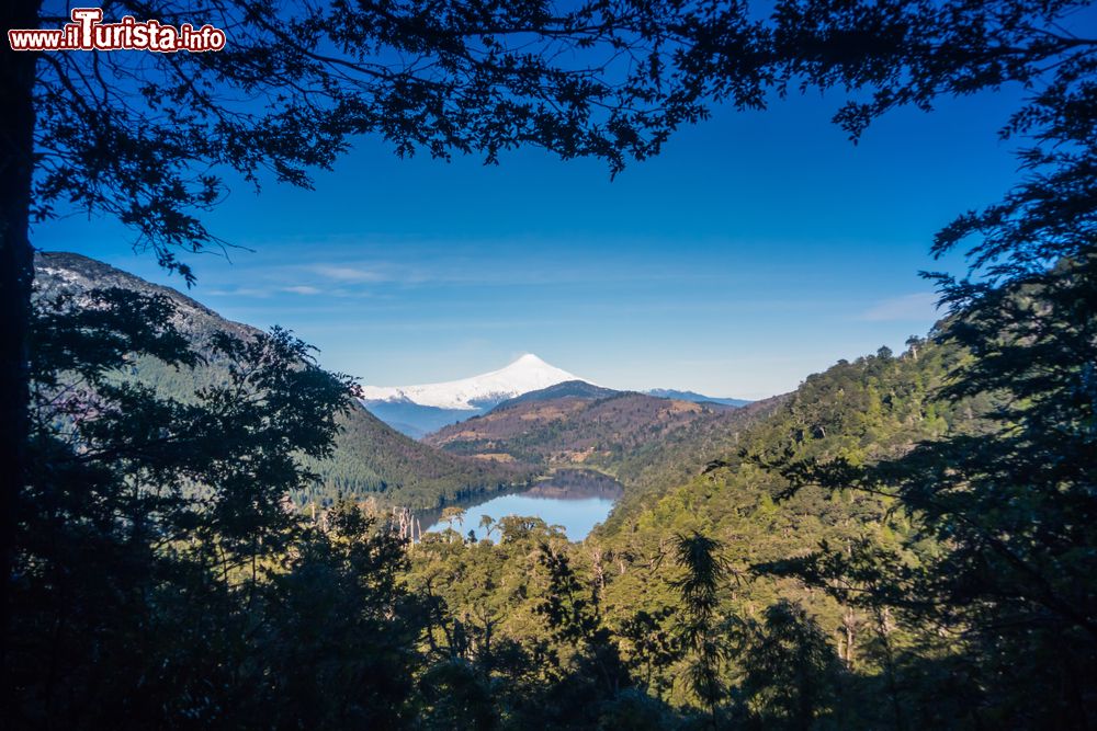 Immagine Una bella veduta del lago Tinquilco e del vulcano Villarrica dal Parco Nazionale Huerquehue di  Pucon, Cile. Questo parco naturale si trova ai piedi delle Ande, nella foresta pluviale temperata Valdiviana della regione di La Araucania nel sud del Cile.