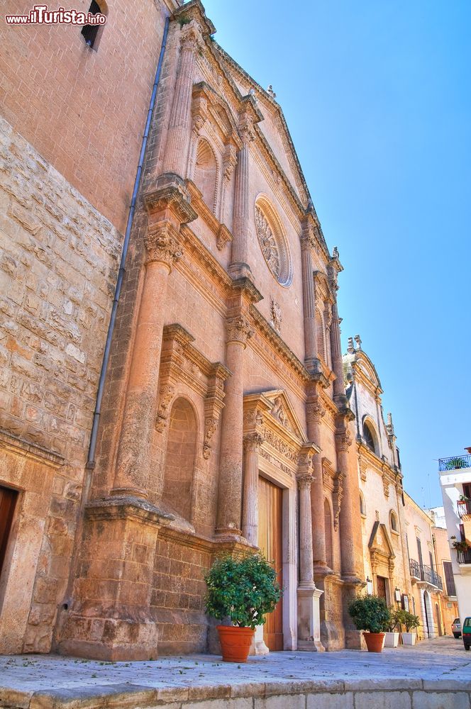 Immagine Veduta laterale della Chiesa Matrice di San Giovanni Battista a Fasano, Puglia, Italia. Dedicata a San Giovanni Battista, patrono della città, questa chiesa è stata aperta al culto nel corso del Seicento dopo lunghi lavori di costruzione.