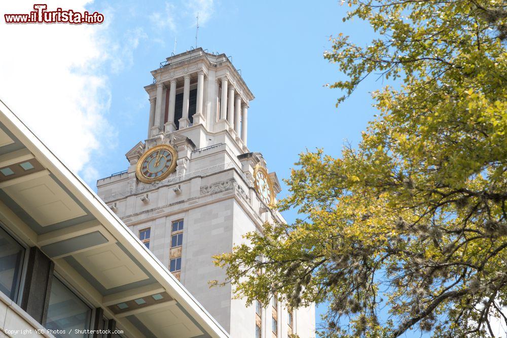Immagine Veduta laterale della Torre dell'Orologio dell'Università del Texas a Austin (USA) - © VDB Photos / Shutterstock.com