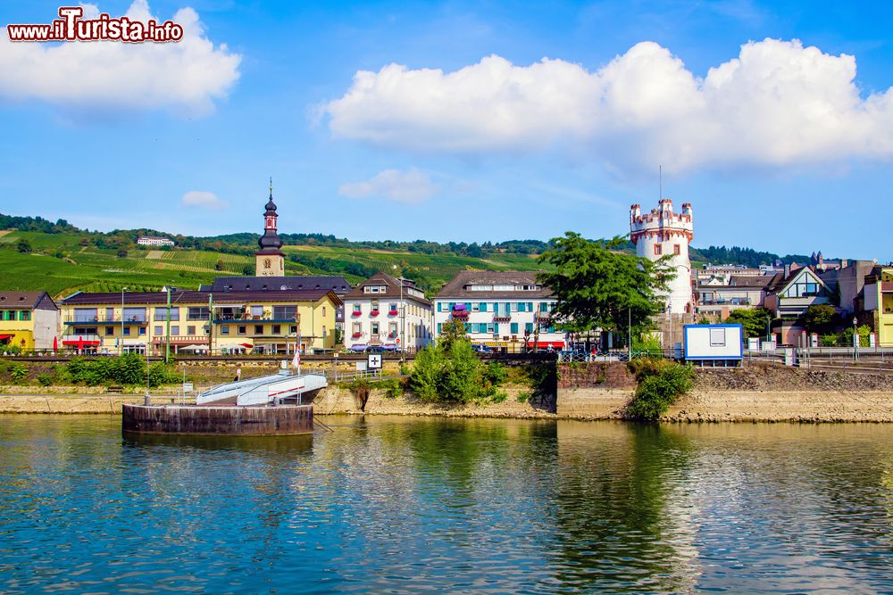 Immagine Veduta lungofiume a Rudesheim am Rhein, località nelle Gole del Reno, Germania.