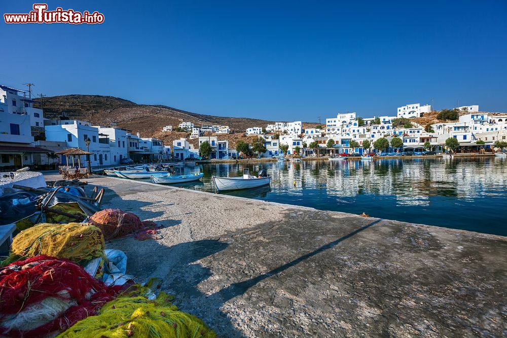 Immagine Veduta mattutina del villaggio di Panormos, isola di Tino (Grecia), con le reti da pesca e le barche dei pescatori.