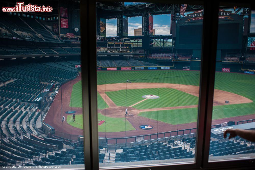 Immagine Veduta notturna del Chase Field di Phoenix, Arizona. E' stato il primo stadio costruito negli Stati Uniti con un tetto retrattile sopra una superficie di gioco in erba naturale - © Jon Osumi / Shutterstock.com