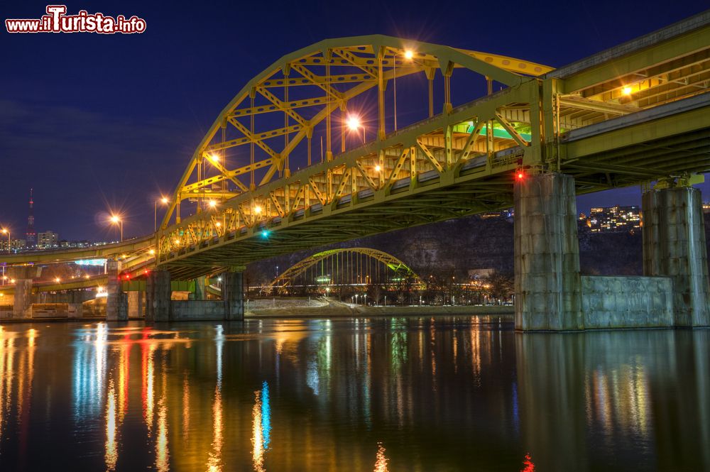 Immagine Veduta notturna del Fort Duquesne Bridge e del Penn Lincoln Highway Bridge a Pittsburgh, Pennsylvania.