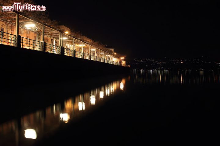 Immagine Veduta notturna del lago Maggiore a Arona, Piemonte - La luce si riflette sulle acque del lago Maggiore rendendone ancora più suggestiva l'atmosfera © marcovarro / Shutterstock.com