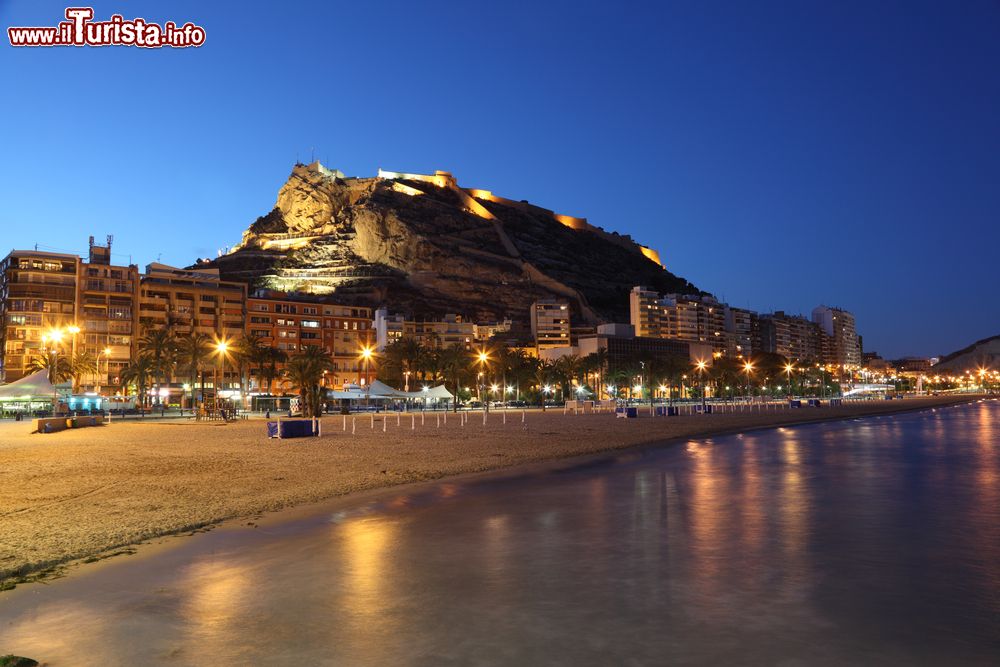 Immagine Veduta notturna del lungomare di Alicante, Comunità Valenciana, Spagna. 