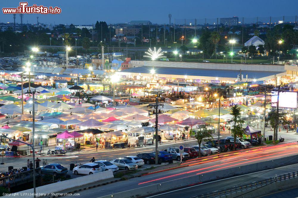 Immagine Veduta notturna del mercato di Rattanathibet, Nonthaburi (Thailandia) - © LittileGallery / Shutterstock.com