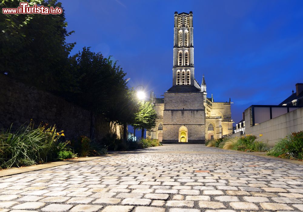 Immagine Veduta notturna della cattedrale di Santo Stefano a Limoges, Francia. In stile gotico fiammeggiante, questo edificio religioso venne costruito nel XIII° secolo per concludersi solo nel XIX°.
