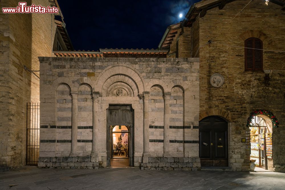 Immagine Veduta notturna della chiesa di San Francesco nel centro storico di San Gimignano, Siena, Toscana. Databile al secondo decennio del XIII° secolo, questo luogo di culto si avvicina più di altri al modello stilistico del romanico pisano-lucchese.
