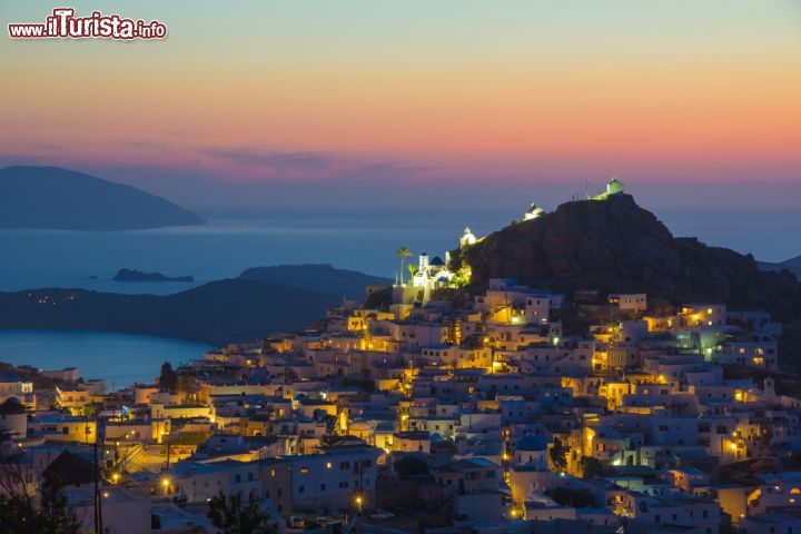 Immagine Veduta notturna della città di Chora a Ios, Grecia. Una suggestiva immagine di Chora fotografata al tramonto con il cielo dalle tante sfumature - © Josef Skacel / Shutterstock.com