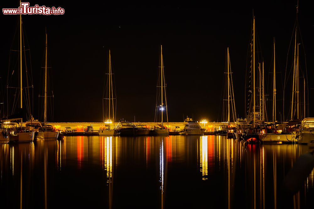 Immagine Veduta notturna della marina di Punta Ala, provincia di Grosseto, Toscana.