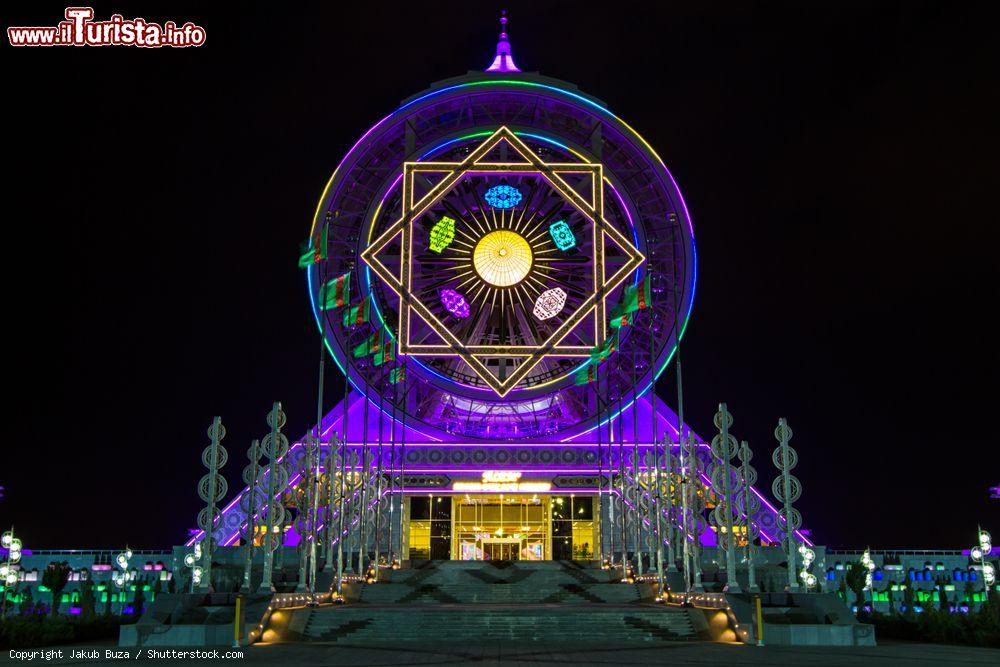 Immagine Veduta notturna della ruota panoramica indoor di Ashgabat, la più grande del genere al mondo (Turkmenistan) - © Jakub Buza / Shutterstock.com