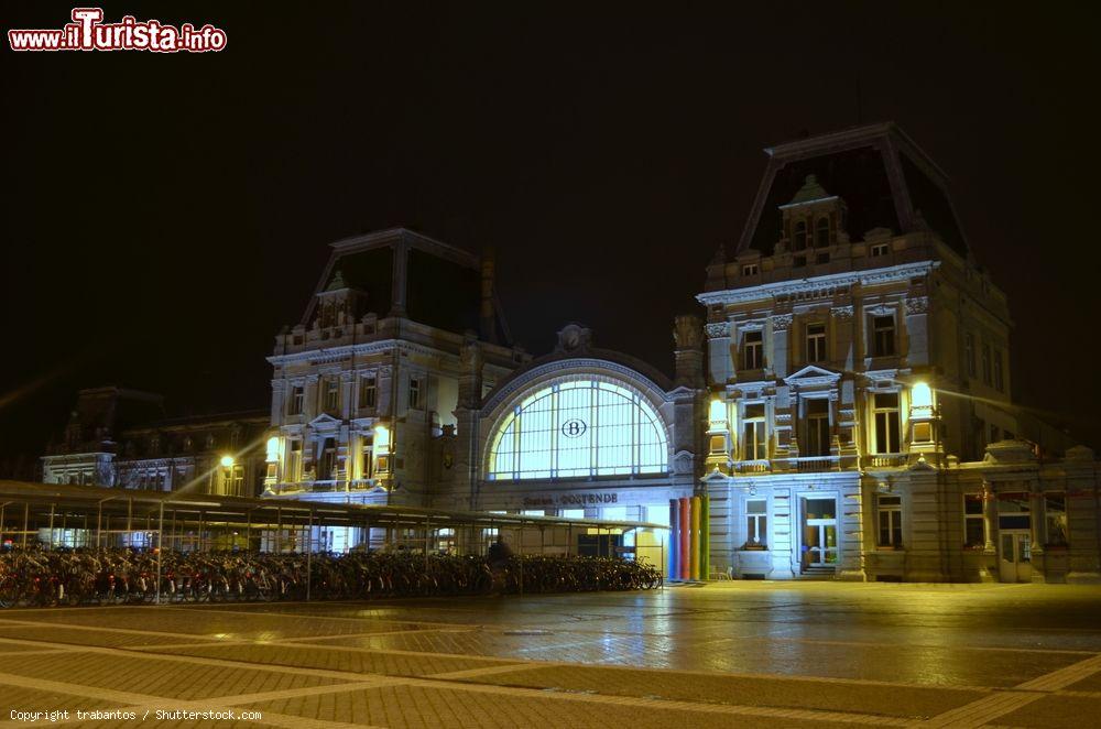 Immagine Veduta notturna della stazione centrale di Ostenda, Belgio - © trabantos / Shutterstock.com