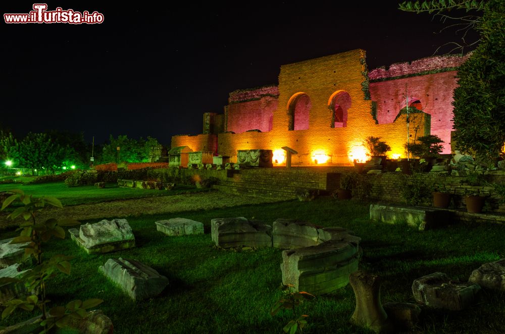 Immagine Veduta notturna dell'antico anfiteatro di Patrasso, Grecia.