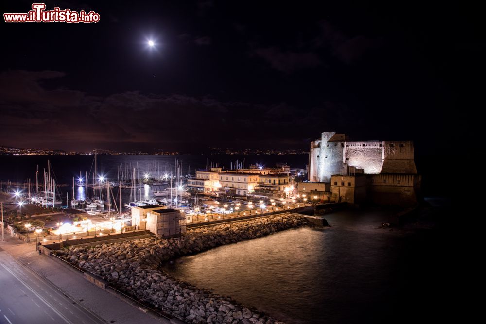 Immagine Veduta notturna di Castel dell'Ovo a Napoli