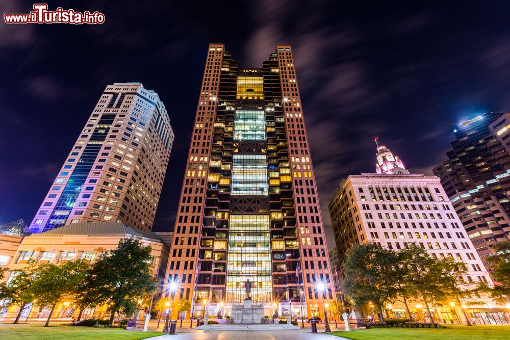 Immagine Veduta notturna di Columbus nei pressi dell'Ohio Statehouse in Capitol Square (Stati Uniti d'America).