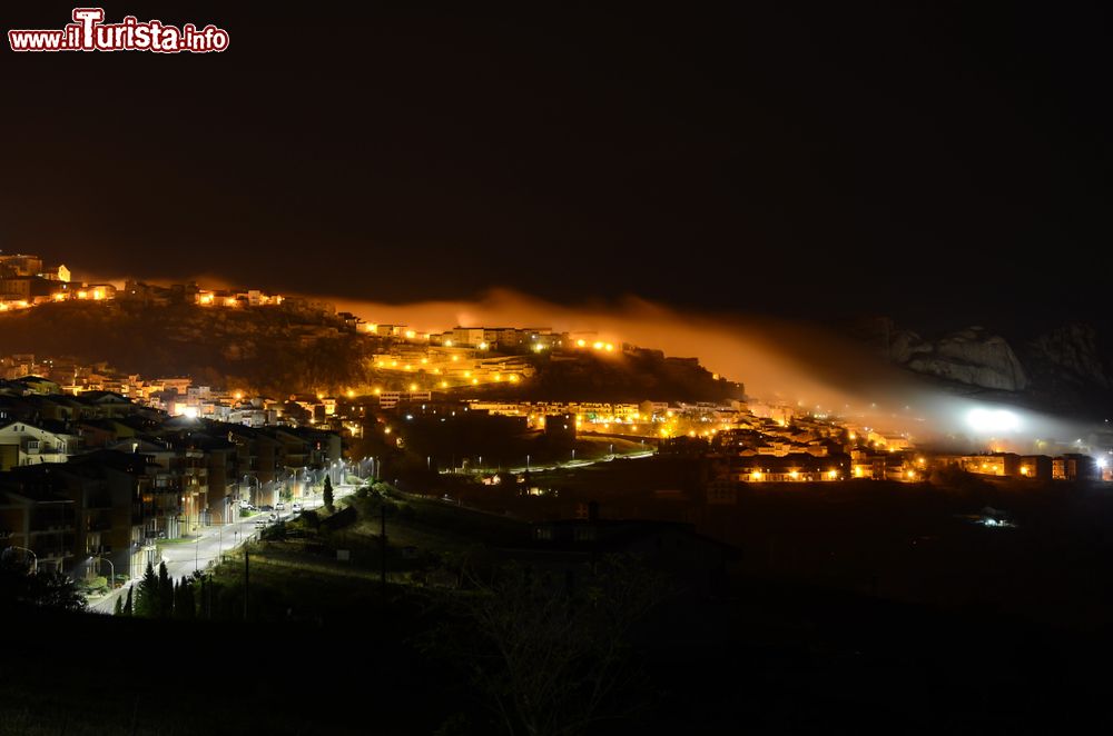 Immagine Veduta notturna di Troina in Sicilia, borgo dei monti Nebrodi, provincia di Messina
