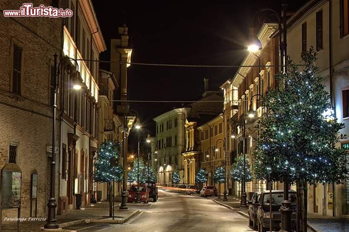 Immagine Veduta notturna di una via del borgo di Pergola, Pesaro e Urbino.