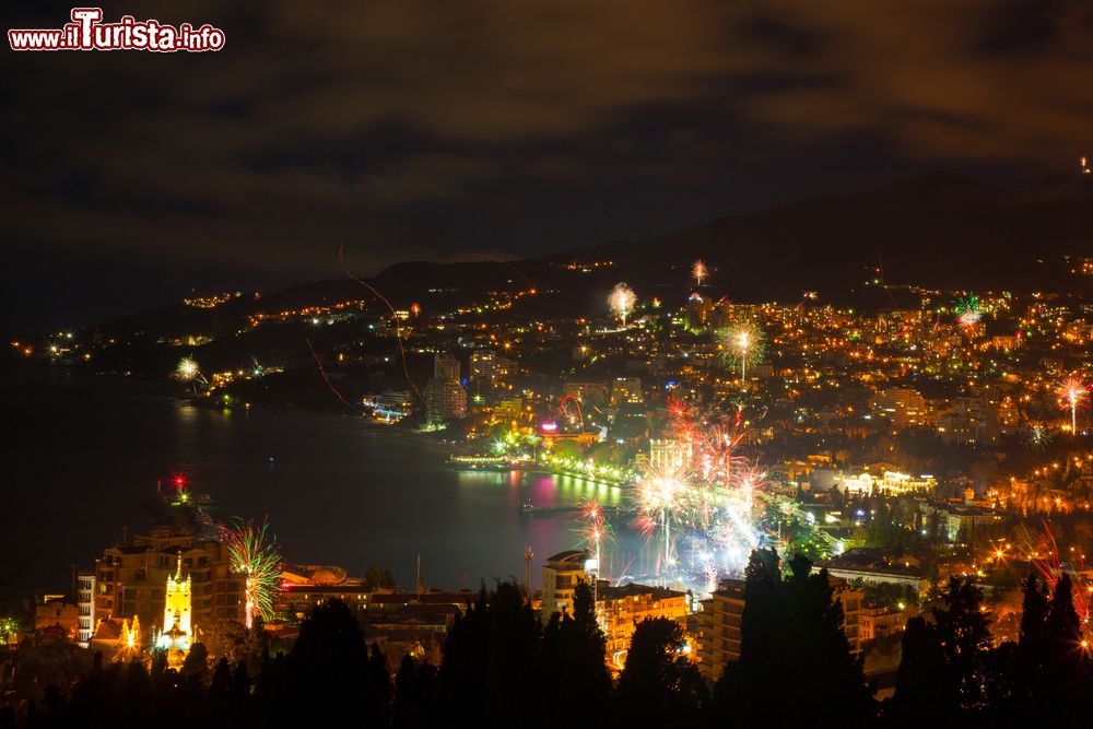 Immagine Veduta notturna e fuochi d'artificio nella città di Jalta, Crimea. Il prestigio di questa località ottenne un impulso verso la fine del XVIII° secolo quando l'intera Crimea passò dall'impero ottomano a quello russo.