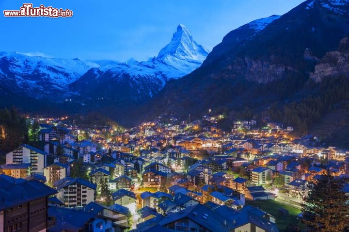 Immagine Veduta notturna di Zermatt e del Cervino - © Lee Yiu Tung / Shutterstock.com