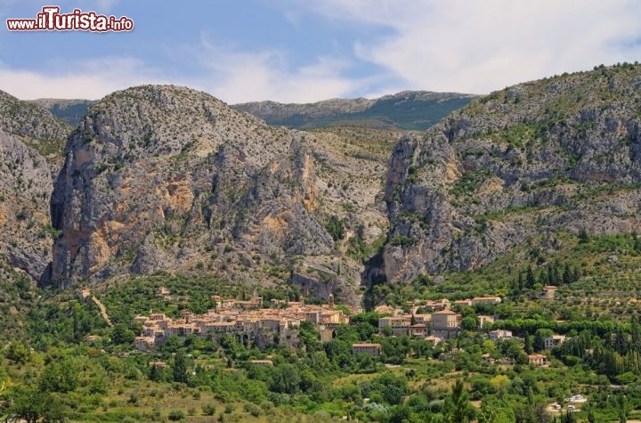 Immagine Veduta panoramica di Moustiers Sainte Marie - © LianeM / shutterstock.com